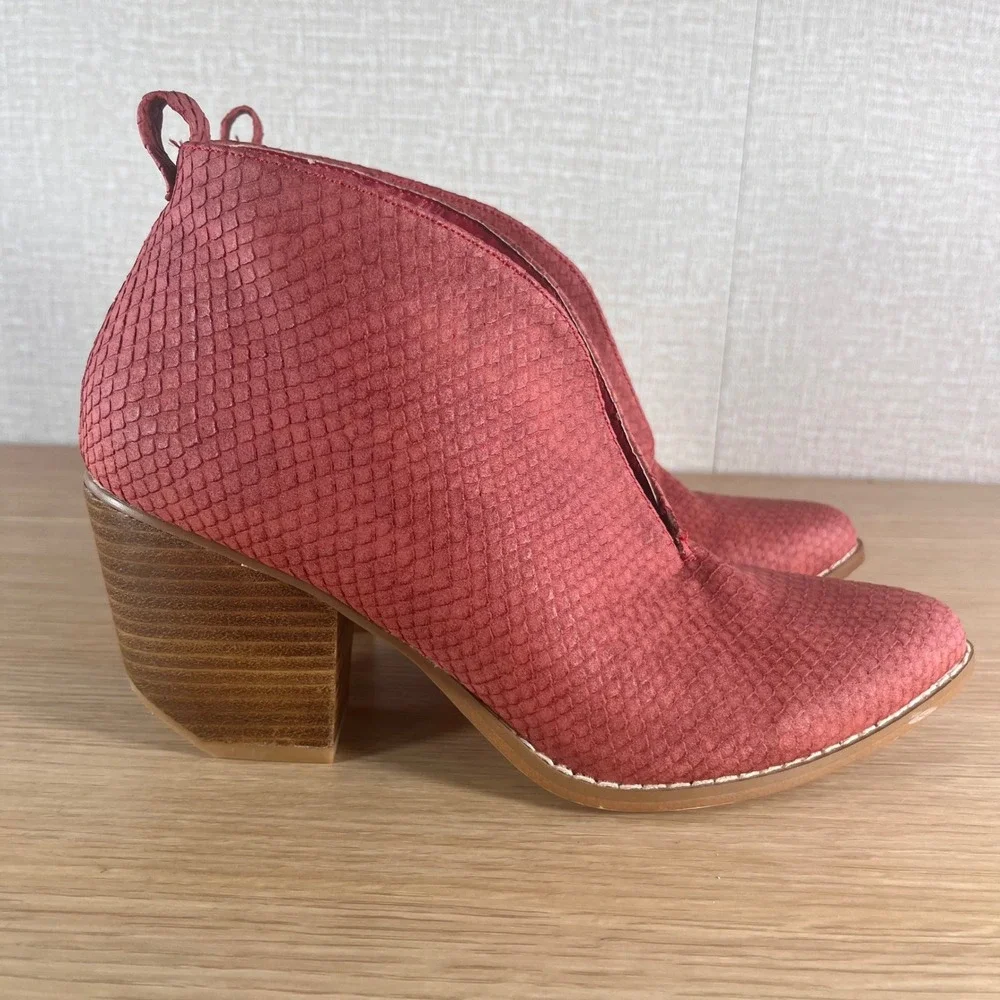 Catherine Malandrino Coral Textured V Cut Western Ankle Booties Boho Size 9